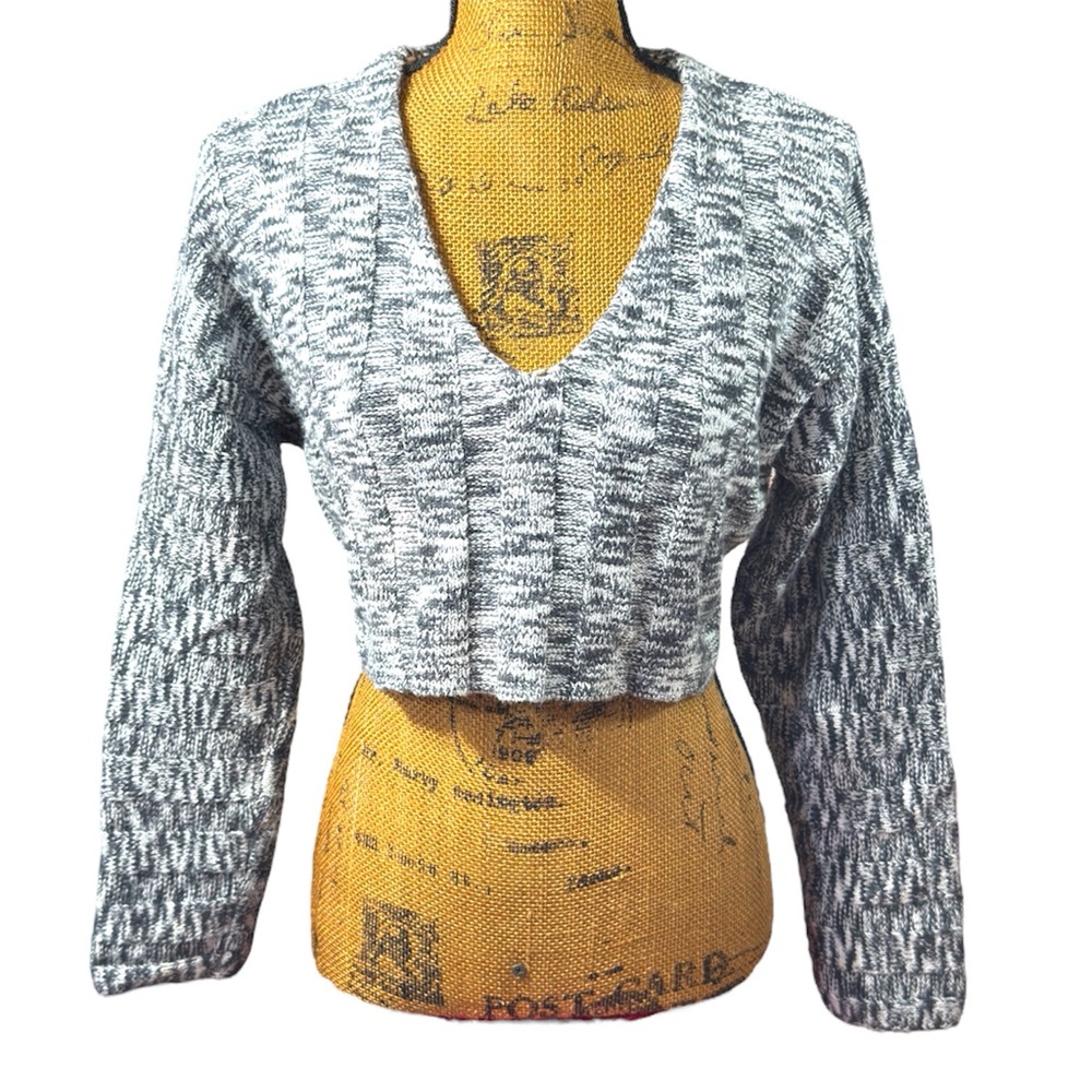 Forever 21 cropped black & white v-neck sweater Women’s size small | xp